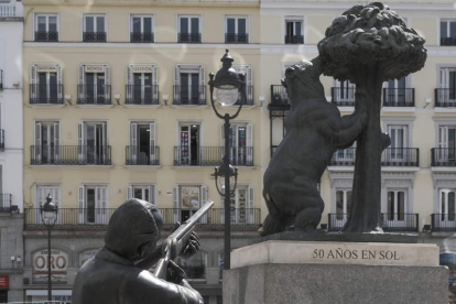 Escultura del emérito apuntando con un rifle al oso y el madroño. N. IZQUIERDO