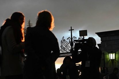 Trabajadores de los medios de comunicación esperan a la entrada del Valle de los Caídos