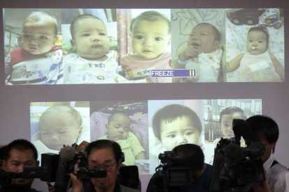 Fotos de los bebés que se sospecha son del mismo padre durante la rueda de prensa ofrecida por la policía tailandesa el 12 de agosto de 2014 en Bangkok, Tailandia.