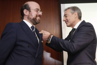 Diego García recibe la insignia de manos de Luis A. Marcos, presidente del Casino. JESÚS F. SALVADORES