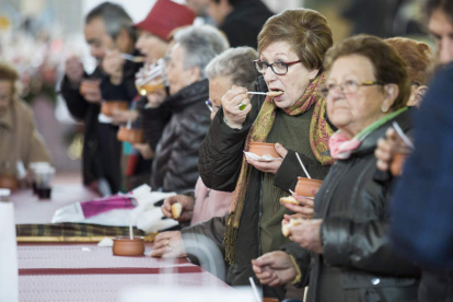 La degustación de alubias de La Bañeza constituye uno de los atractivos de la Feria. FERNANDO OTERO