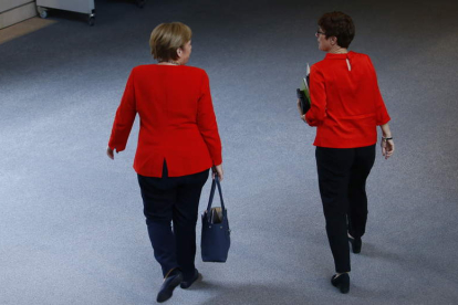 Merkel y la ministra Annegret Kramp-Karrenbauer, ayer. MICHELE TANTUSSI