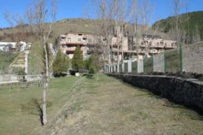 Zona del parque infantil donde se hará la nueva residencia de mayores. Al fondo la actual residencia