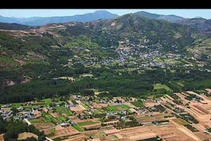 Praderas, frutales, viñas y una luz que en cada estación del año es diferente hacen inigualable la belleza del paisaje que aquí deja ver la vega del río Burbia