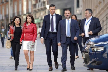 Sánchez llega al Congreso junto a sus principales colaboradores, este viernes.