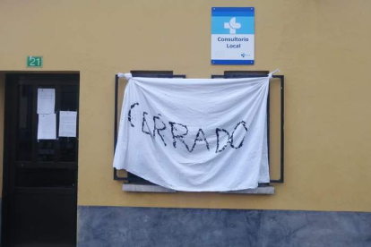 Una pancarta recuerda que el consultorio médico de Maraña sigue cerrado. CAMPOS