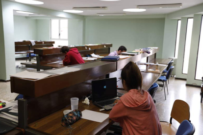 Estudiantes en una biblioteca universitaria. RAMIRO