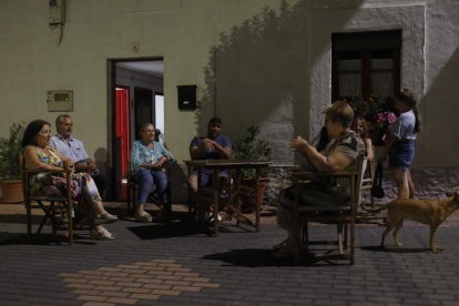 Vecinos de Oteruelo toman el fresco y charlan en la plaza del Caño. FERNANDO OTERO PERANDONES