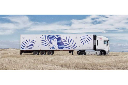 Camión pintado por el artista catalán Sergio Mora que hace la ruta León-Madrid. DL