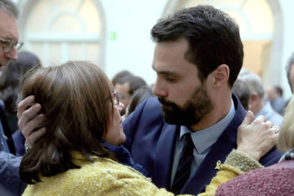 El presidente del Parlament, Roger Torrent, abraza a la esposa de Jordi Turull, Blanca Bragulat, tras la declaracion institucional que Torrent ha realizado en en el auditorio del Parlament,