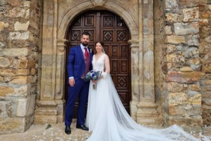 David García y Marta Chichón a las puertas de la iglesia de San Feliz de las Lavanderas. DL