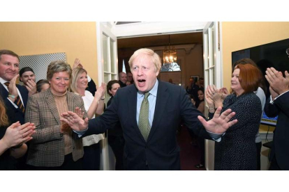 El primer ministro del Reino Unido, Boris Johnson, tras la rotunda victoria de su partido, llega al número 1 de Downing Street.