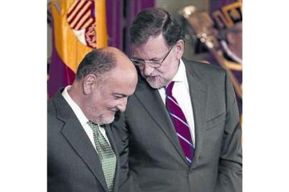 Rajoy hace un comentario a Francisco Pérez de los Cobos, presidente del TC.