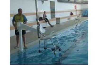 Un operario realiza una exhibición con la grúa en la piscina