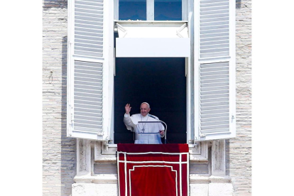 El papa Francisco saludando por la ventana antes de ser hospitalizado.  FABIO FRUSTACI