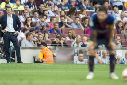 Valverde observa desde lejos a Messi durante el Barça-Huesca.