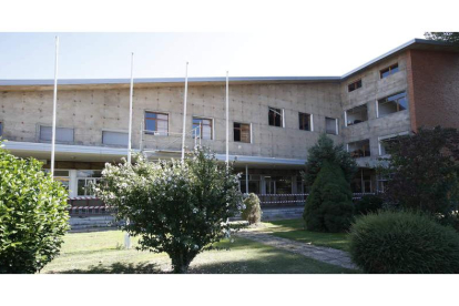 La Universidad retiró las placas de fibrocemento en la Escuela de Ingenierías Agrarias. RAMIRO