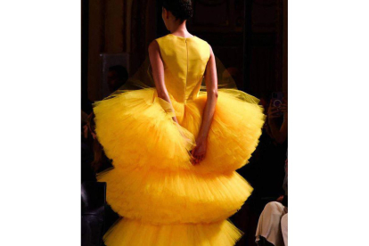 Una modela desfila con un vestido con un enorme volante de tul amarillo durante el desfile de la colección de otoño de Carolina Herrera, en Nueva York.