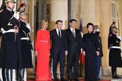 Macron y Xi Jinping con sus respectivas esposas, en el Palacio del Elíseo de París