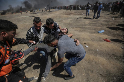 Manifestantes palestinos heridos cuando protestaban cerca de la frontera con Israel, el pasado lunes 14 de mayo, en el este de Gaza