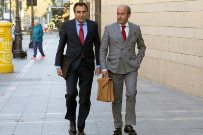 Francisco Esgueva (izquierda) también acudió a declarar por el caso ‘perla negra’. R. GARCÍA
