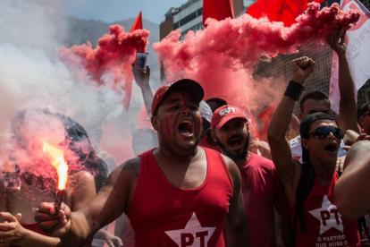 Fieles al Partido de los Trabajadores muestran su apoyo al expresidente brasileño Lula da Silva en Río de Janeiro.