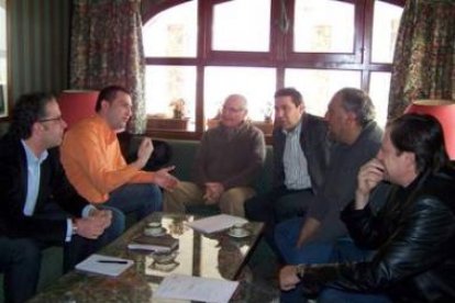 Javier Chamorro y miembros de la ejecutiva de la UPL en la reunión con concejales leonesistas en Ria