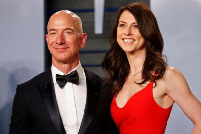 De izquierda a derecha, Patrik Whitesell, su esposa Lauren Sanchez y el multimillonario Jeff Bezos.