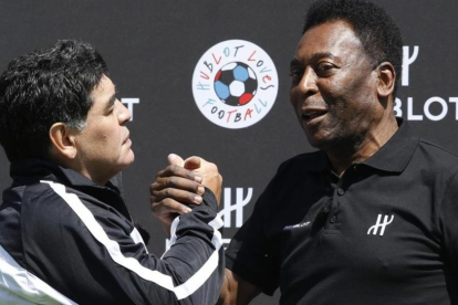 Maradona y Pelé se reconcilian en París.