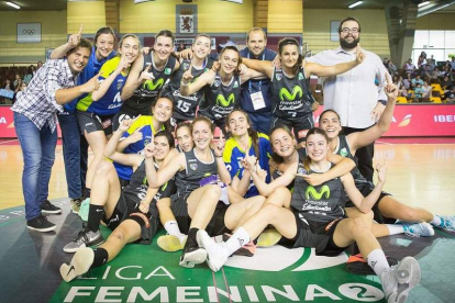Natalia y Teresa López con el resto de compañeras del Movistar Estudiantes (izquierda) y el equipo del Sant Adriá que le acompañará a la Liga Femenina 1. DL