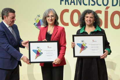 Carmen Tapia y Ana Gaitero posan con la mención especial de los Premios Cossío por su trabajo sobre los refugiados. DL