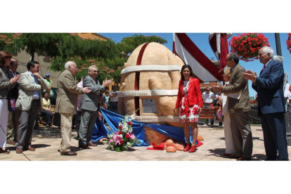 La alcaldesa de Benavides, Ana Rosa Sopeña, fue la encargada de descubrir la escultura en homenaje a los donantes.