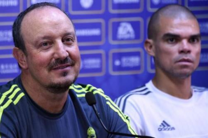 Rafa Benítez en rueda de prensa junto a Pepe.