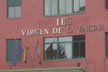 Fachada principal del Instituto de Enseñanza Secundaria Virgen de la Encina de Ponferrada