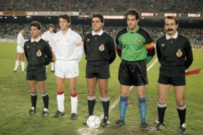 Los capitanes del Sevilla y Barça, con el trío arbitral en diciembre de 1989.