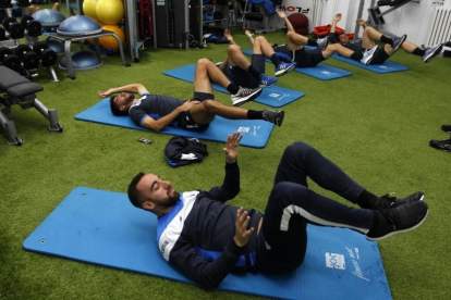 Varios jugadores del Espanyol se ejercitan en el gimnasio.