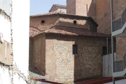Las obras en la calle Ramiro II permiten contemplar el ábside octogonal de la capilla de Santa Nonia. RAMIRO