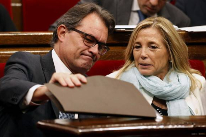 Joana Ortega y Artur Mas, en el pleno extraordinario que ha aprobado la ley de consultas.