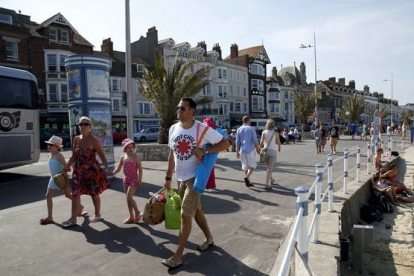 Turistas en Weymouth, Inglaterra, desde donde partieron soldados con destino a Francia en 1944.