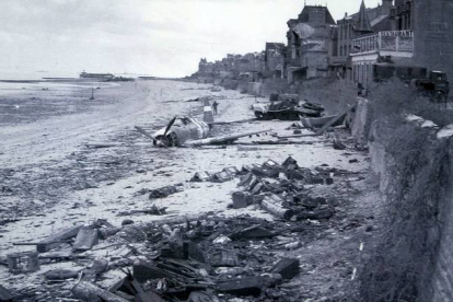Restos de un avión de las fuerzas aliadas en la playa francesa de Juno de Saint-Aubin-sur-Mer, en 1944.