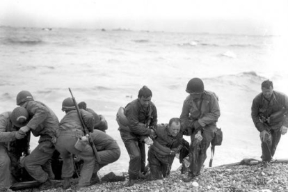 Soldados americanos en la playa de Omaha, cerca de Colleville sur Mer.