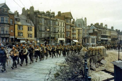 Soldados británicos en Weymouth, Inglaterra, se disponen a embarcar con destino a Francia.