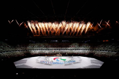 Un momento de la ceremonia de inauguración de los Juegos Paralímpicos en el estadio Olímpico de Tokio. ISRAEL GARDYN MARTIN