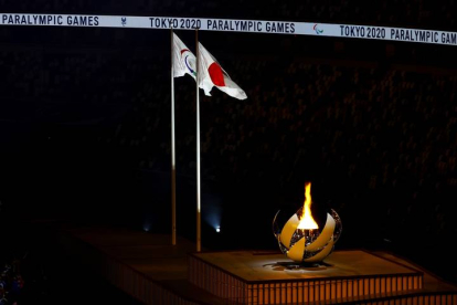 Las banderas de Japón y del Comité Paralímpico ondean junto al pebetero. JAIME DE DIEGO