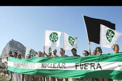 Una veintena personas del colectivo <b>Ecologistas en Acción </b>en la comarca del Campo de Gibraltar (Cádiz) se manifestaron en contra de la estancia del Tireless en aguas gibraltareñas.