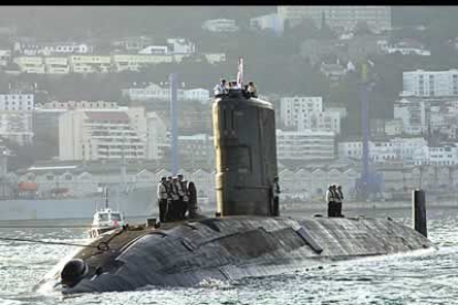Un submarino nuclear averiado llega a la bahía de Algeciras. La Royal Navy no se ha atrevido a remolcarlo hasta las islas británicas. Este es el comienzo de una visita que duraría casi un año.