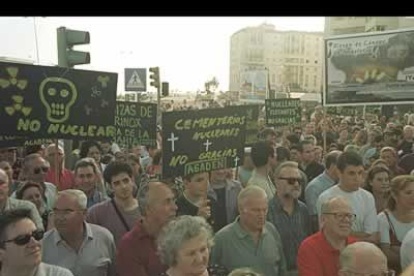 Fueron constantes las protestas de la oposición, alcaldes de la zona y las autoridades de Gibraltar. Se olvidaron las rivalidades y los gibraltareños se movilizaron y organizaron para que el submarino fuese trasladado.