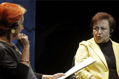 La abogada iraní Shirin Ebadi, Nobel de la Paz 2003 , conversa con la periodista Rosa María Calaf, durante el "Encuentro Mujeres que transforman el mundo", hoy en Segovia.