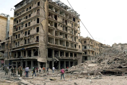 Vista de los daños registrados en el hotel Bab Amir tras la explosión de tres coches bomba.