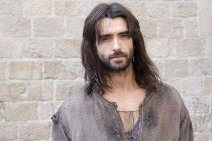 El actor Aitor Luna, caracterizado como Arnau, durante el rodaje de la serie 'La catedral del Mar', en Barcelona.